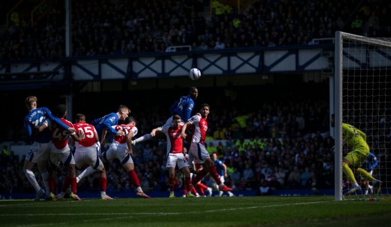 Everton empata con Arsenal y deja vía libre a Liverpool