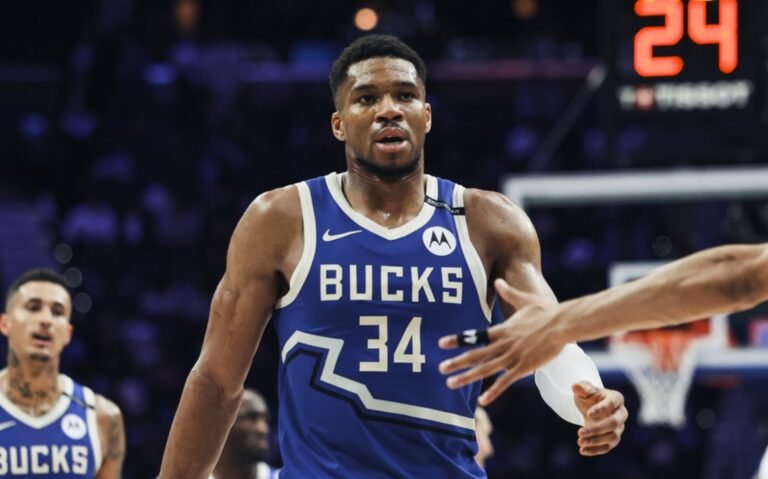 Giannis logra histórico triple doble y Bucks vencen