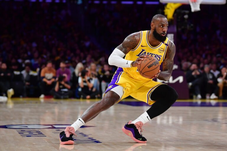 LeBron James pone en pausa su decisión sobre el retiro