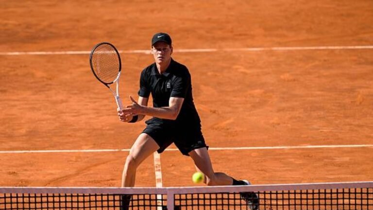 Jannik Sinner sigue firme en Roma tras regresar de suspensión