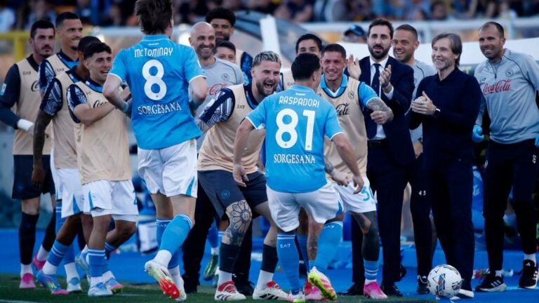 Napoli acaricia el título tras vencer al Lecce