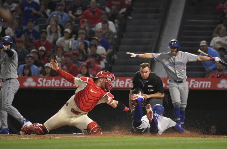 Santander lidera remontada de Toronto y evita barrida
