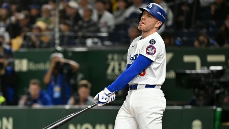 Freddie Freeman y Max Muncy lideran la remontada de los Dodgers en 10 entradas