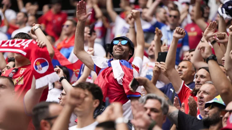 FIFA sanciona a Serbia por cánticos racistas en partido clasificatorio rumbo al Mundial