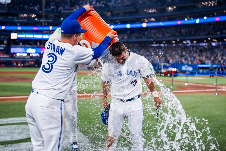 Bichette guía la octava victoria consecutiva de Azulejos