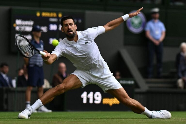 Djokovic remonta ante De Minaur y avanza a cuartos