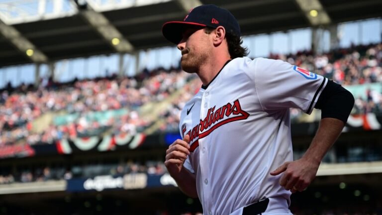 Cleveland Guardians sacude el mercado: traspasa a Shane Bieber y Paul Sewald en pleno cierre de transferencias