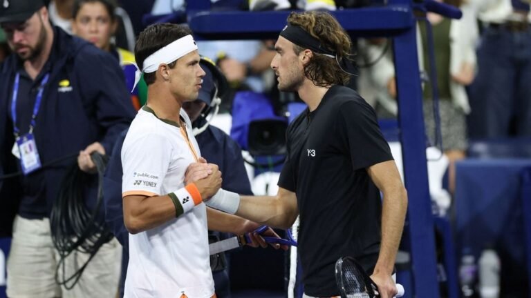 Tsitsipas y Altmaier en encendido cruce por un saque bajo