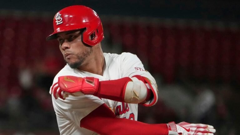 Explosiva expulsión de Willson Contreras en la victoria de los Cardinals