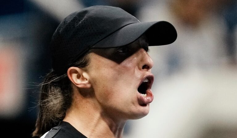Iga Swiatek explota contra un reportero tras su eliminación en el US Open