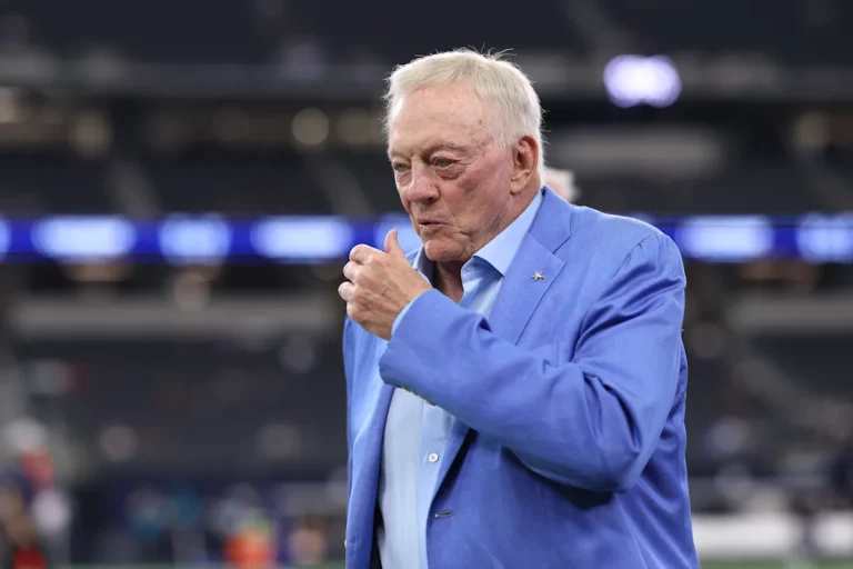 NFL multa con $250,000 a Jerry Jones por gesto obsceno durante partido