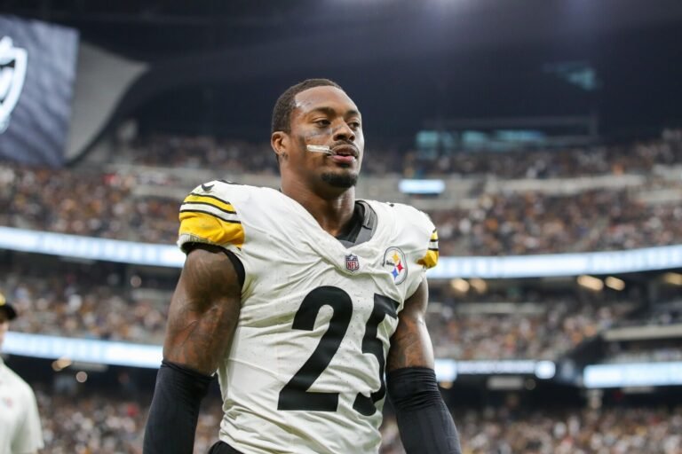 La NFL multa a DeShon Elliott por usar toalla negra: crece el debate sobre el código de vestimenta