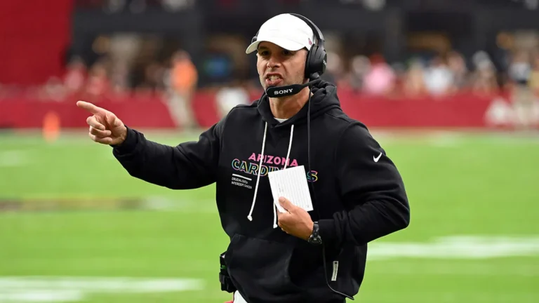 Multan al coach Jonathan Gannon por altercado con jugador en la banda