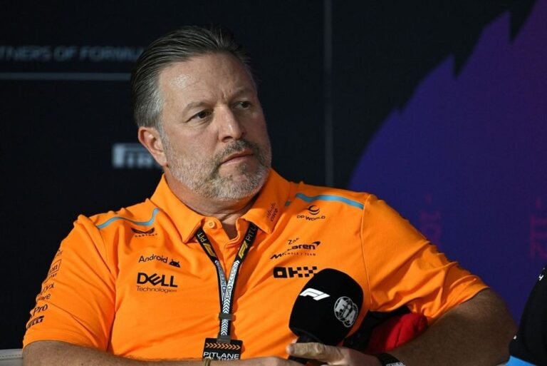 Zak Brown bajo fuego: críticas externas y decisiones internas avivan la polémica en McLaren