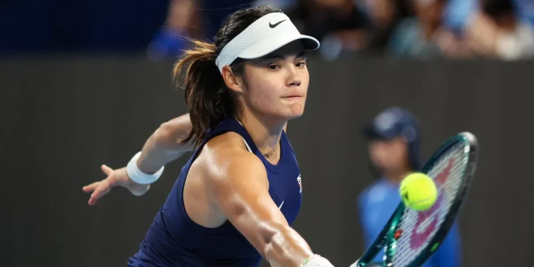 Emma Raducanu firma una remontada memorable en el Transylvania Open