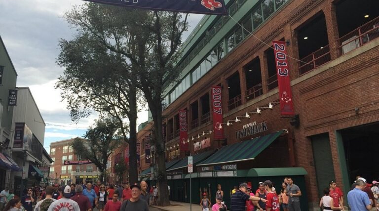 Aficionados demandan a los Boston Red Sox por presuntas prácticas engañosas en la venta de boletos